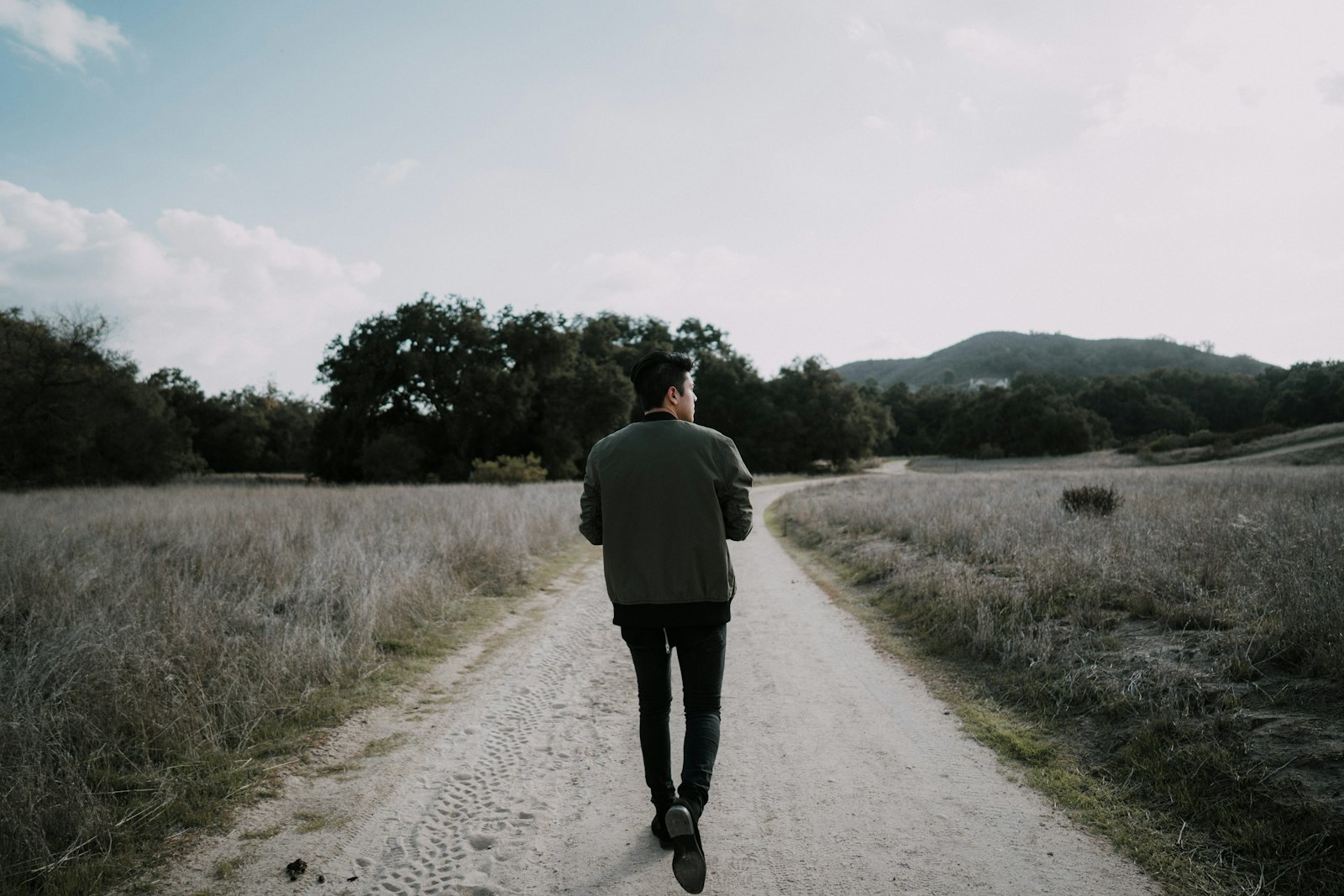 Homem caminhando ao ar livre durante o dia