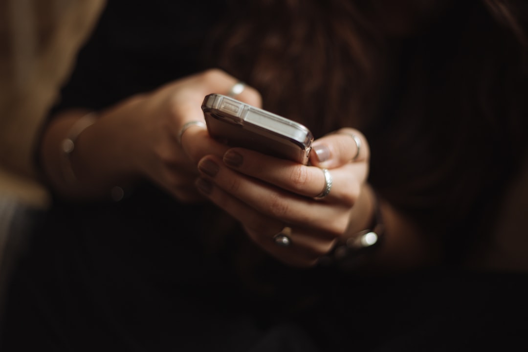 Pessoa segurando o celular durante uma ligação