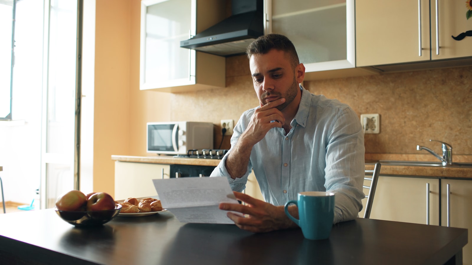 Homem revisando documentos sobre a mesa