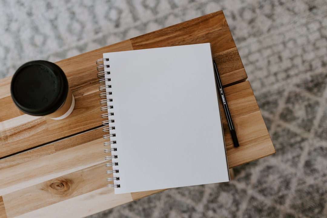 Planner e caderno organizados sobre uma mesa