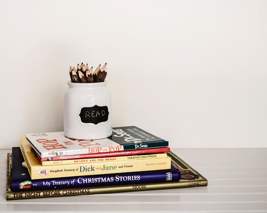Pilha de livros sobre a mesa