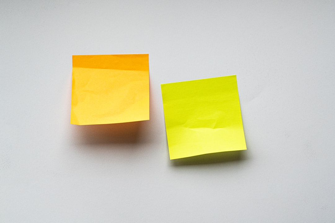 Notas adesivas com lista de tarefas na mesa