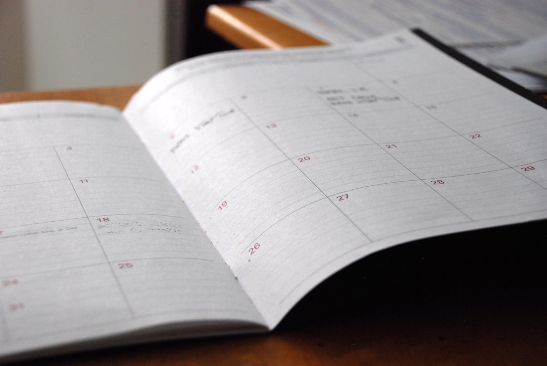 Calendário e agenda sobre a mesa para planejamento