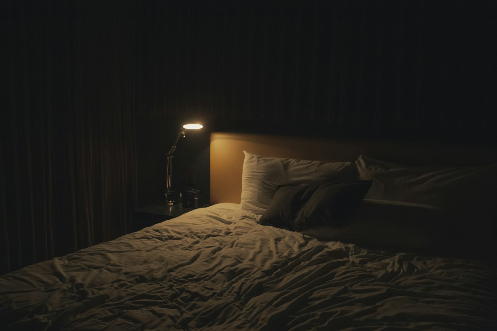 Homem dormindo em um quarto escuro