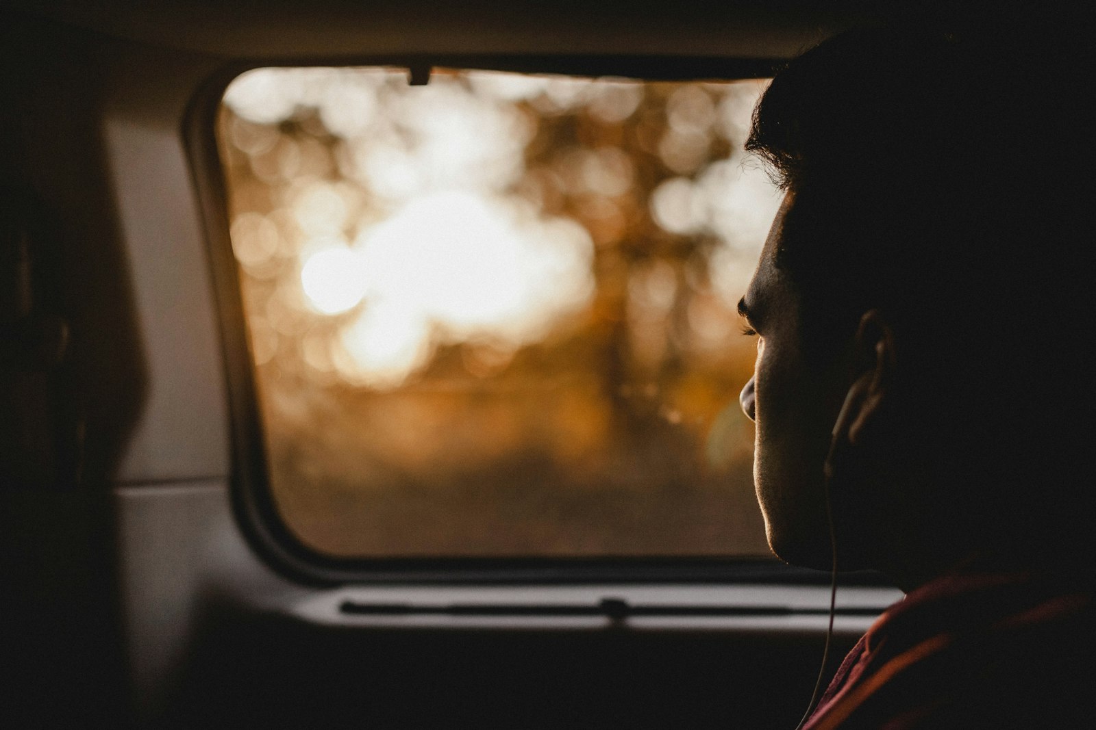 Homem sentado no banco do carro durante uma viagem