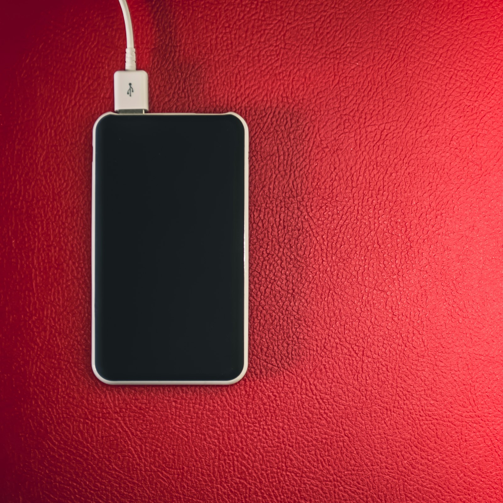 Cabo USB branco conectado a um celular