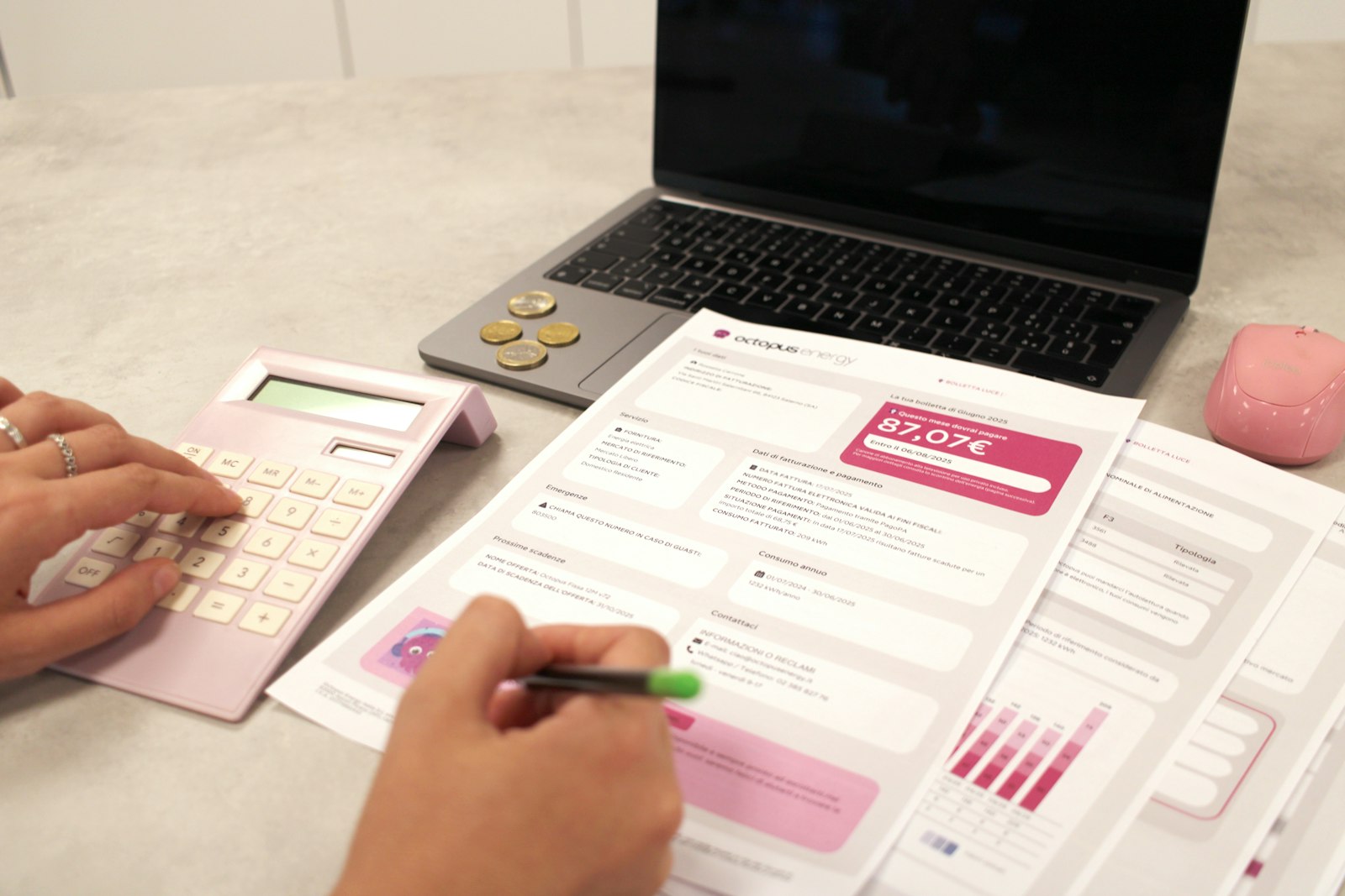Pessoa calculando finanças com documentos e calculadora sobre a mesa