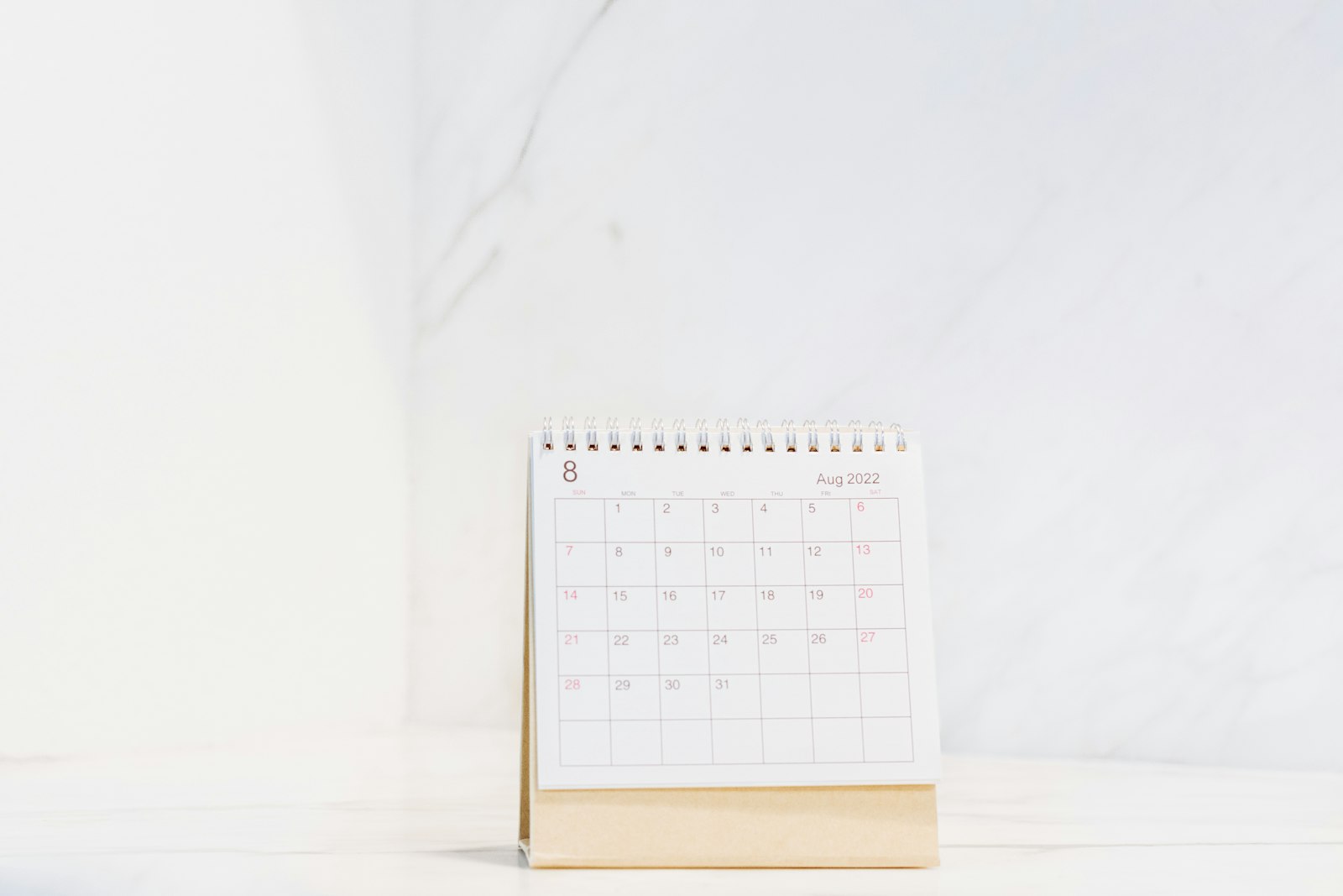 Calendário aberto sobre a mesa
