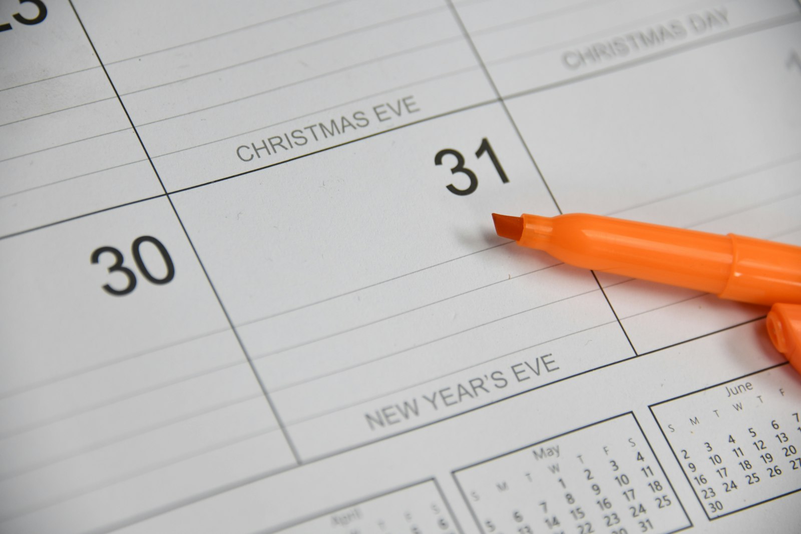 Marcador sobre um calendário de papel