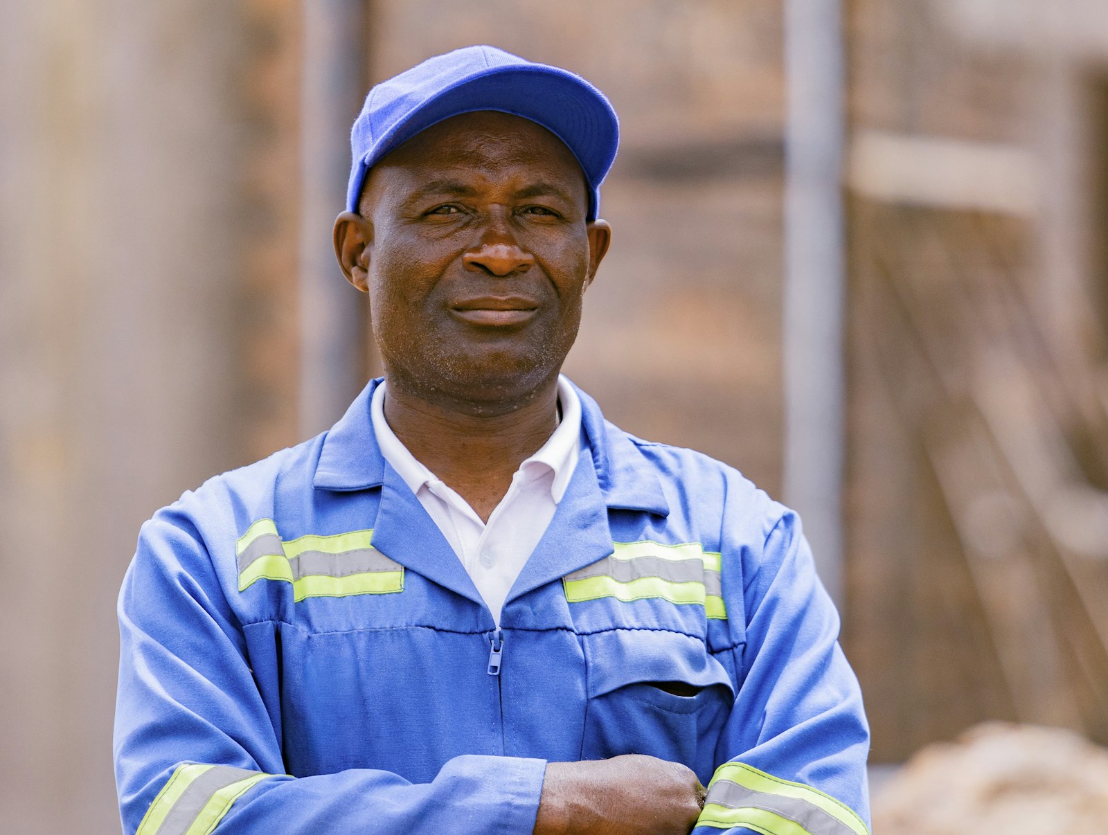 Trabalhador de uniforme azul com faixas refletivas