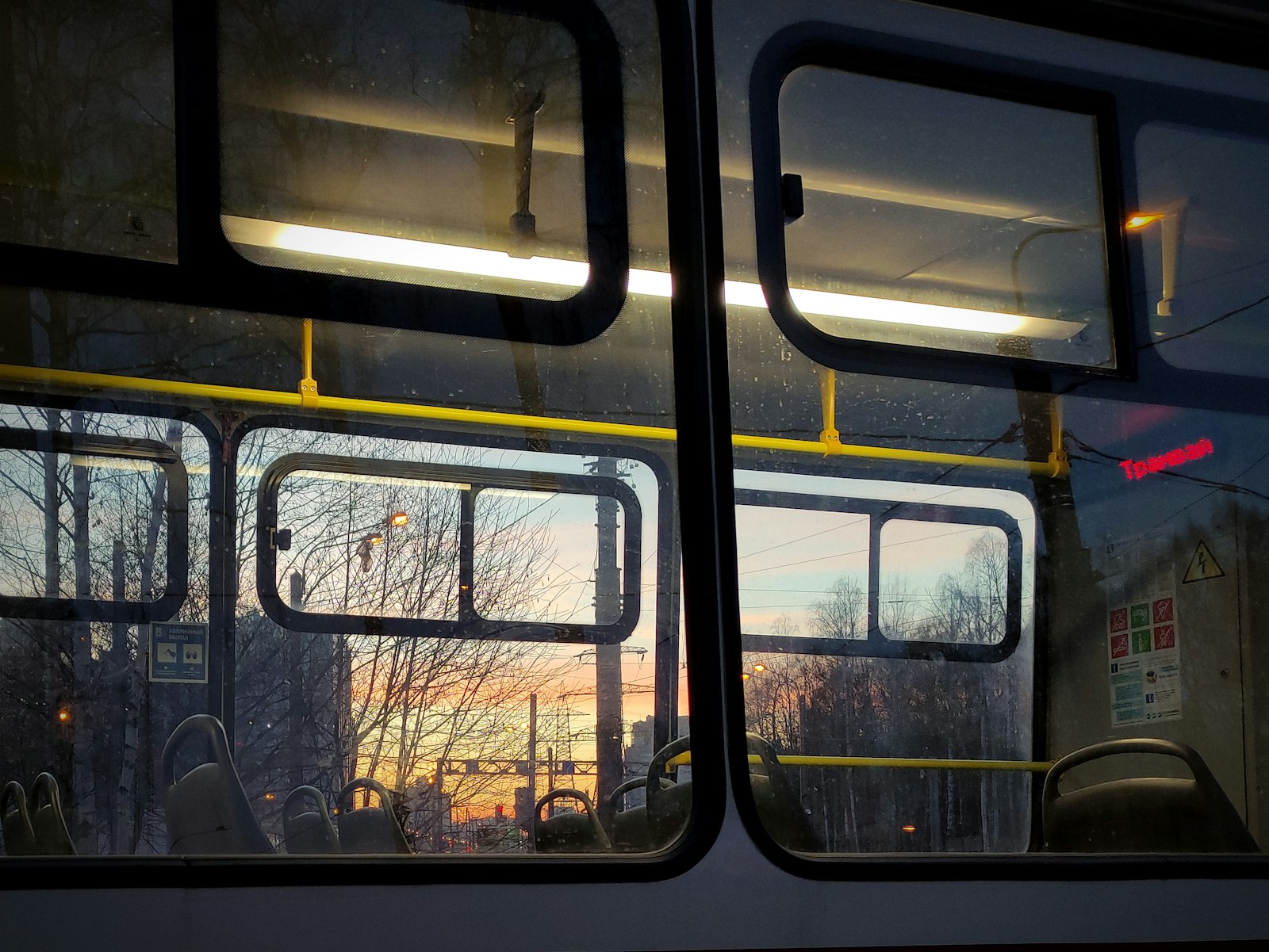 Vista da cidade pela janela de um ônibus durante o deslocamento