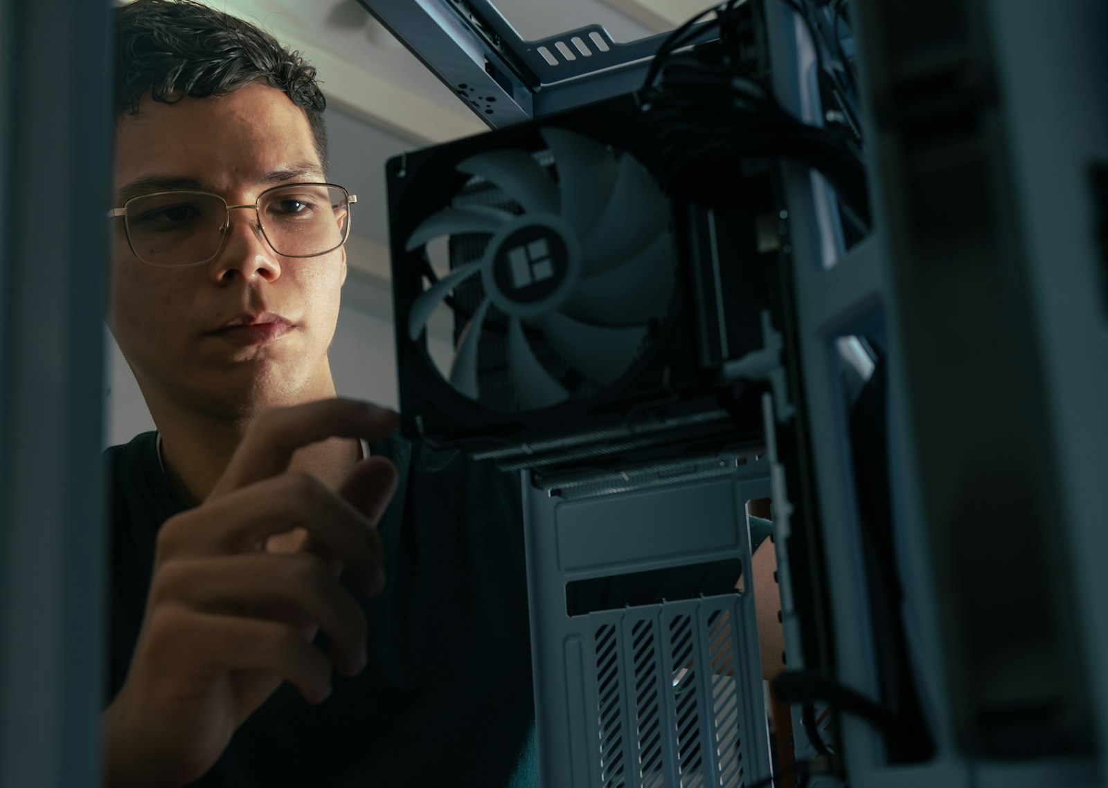 Homem olhando para a tela do computador avaliando uma decisão