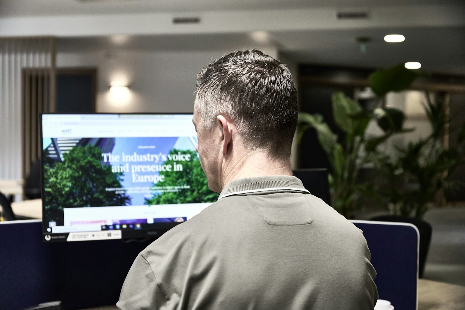 Homem trabalhando em frente ao computador em um escritório