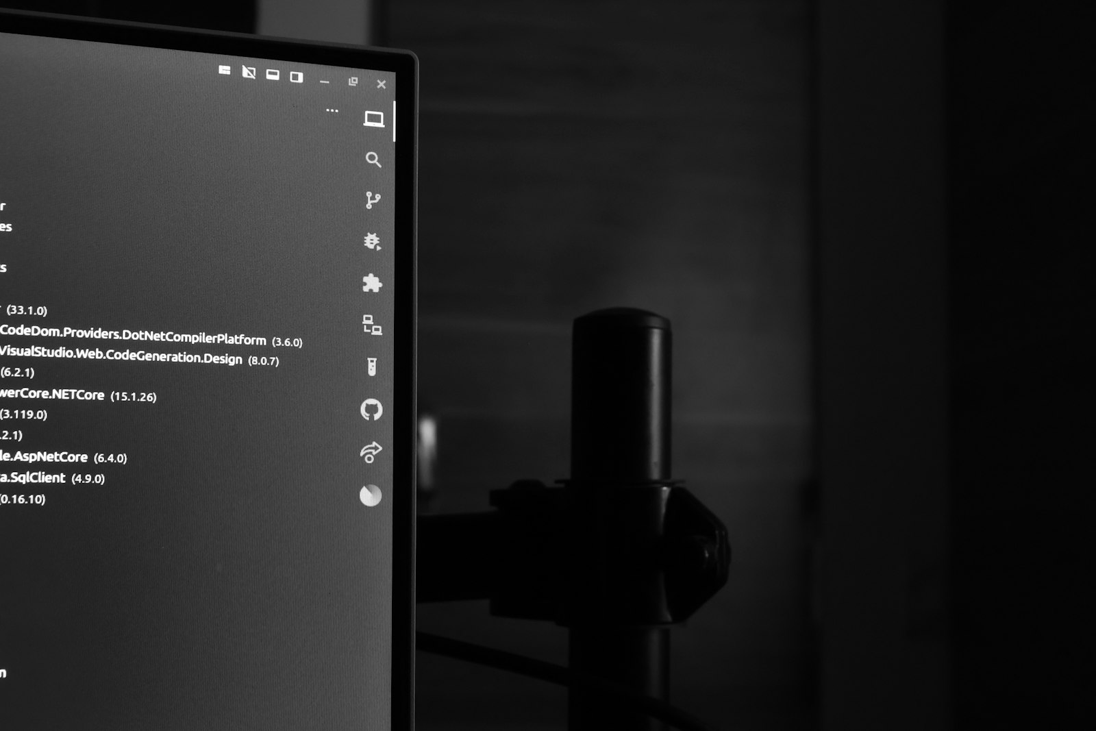 Monitor exibindo codigo em uma sala escura