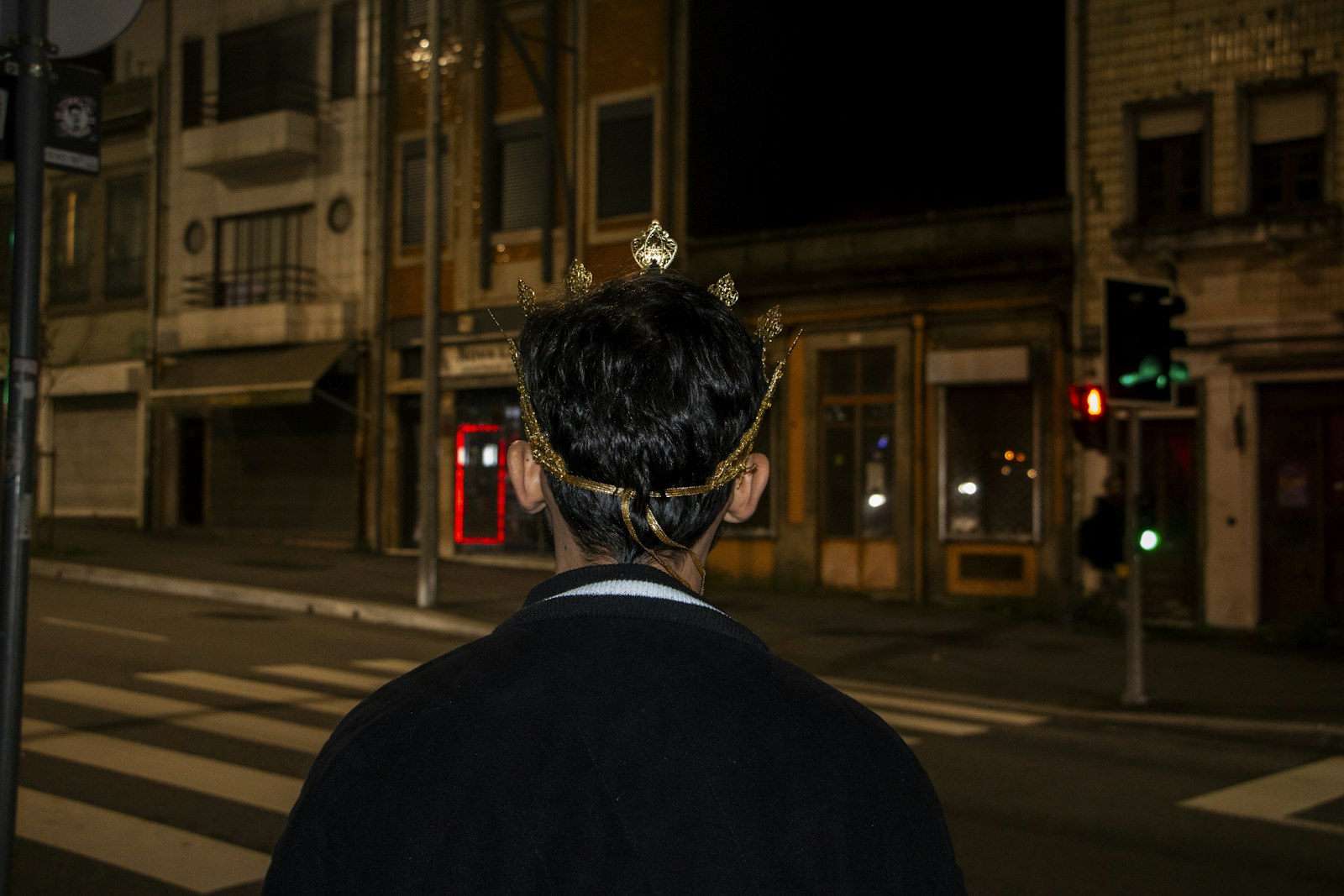 Homem caminhando sozinho por uma rua de cidade a noite