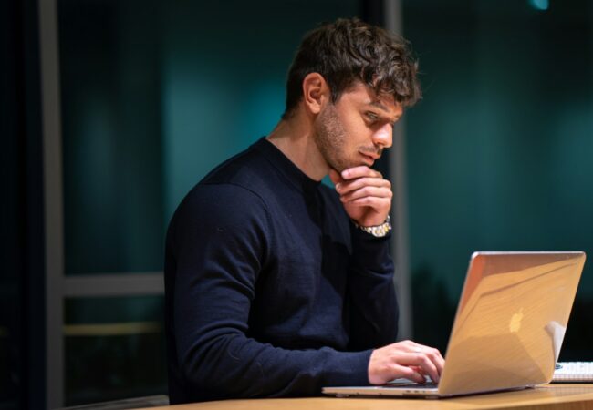 1 em cada 4 brasileiros já usa IA no lugar do Google: os 90 segundos que evitam o erro caro