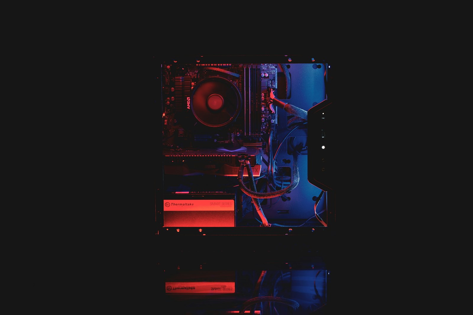 Interior de um gabinete de computador iluminado por luz neon