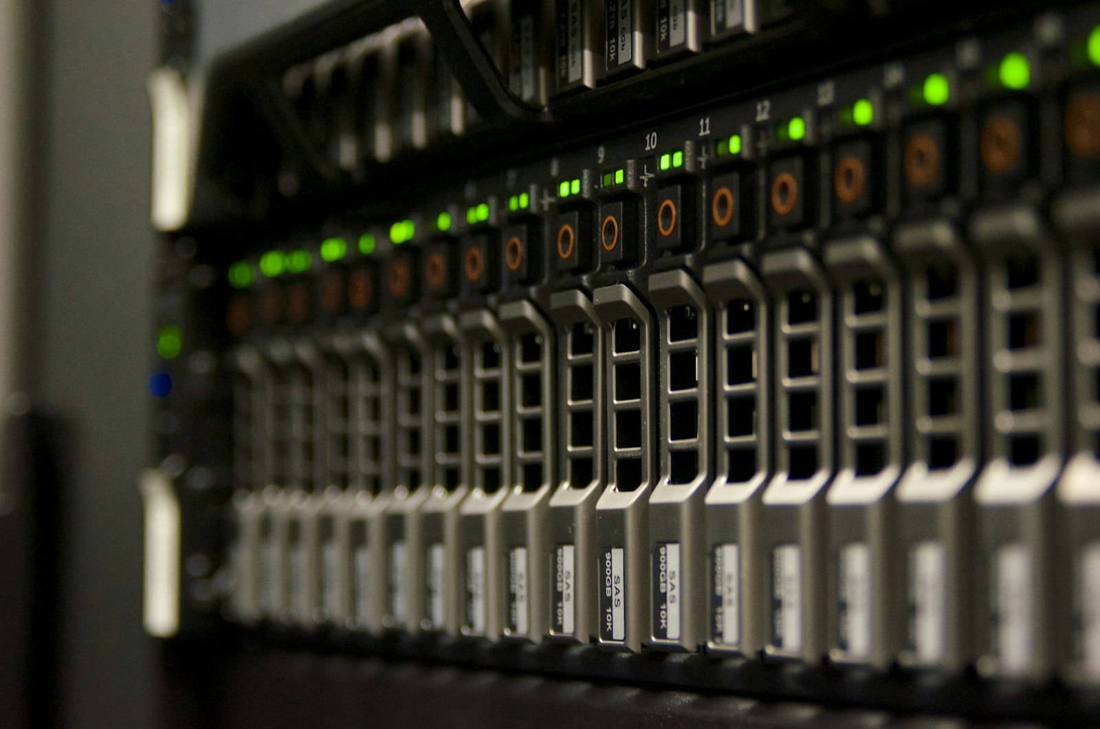 Rack de servidores com luzes verdes piscando em um data center
