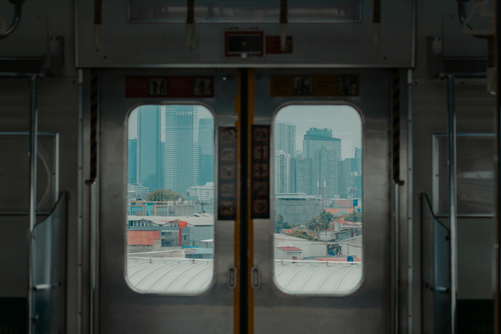 Vista da cidade pela porta aberta de um trem