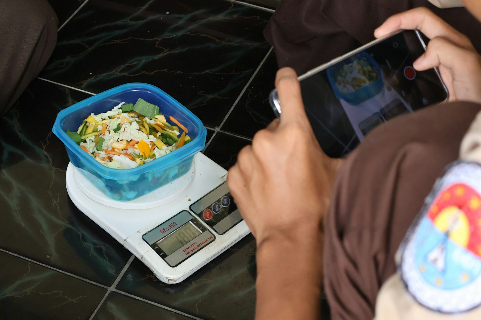 Alimento sendo pesado em uma balança digital de cozinha
