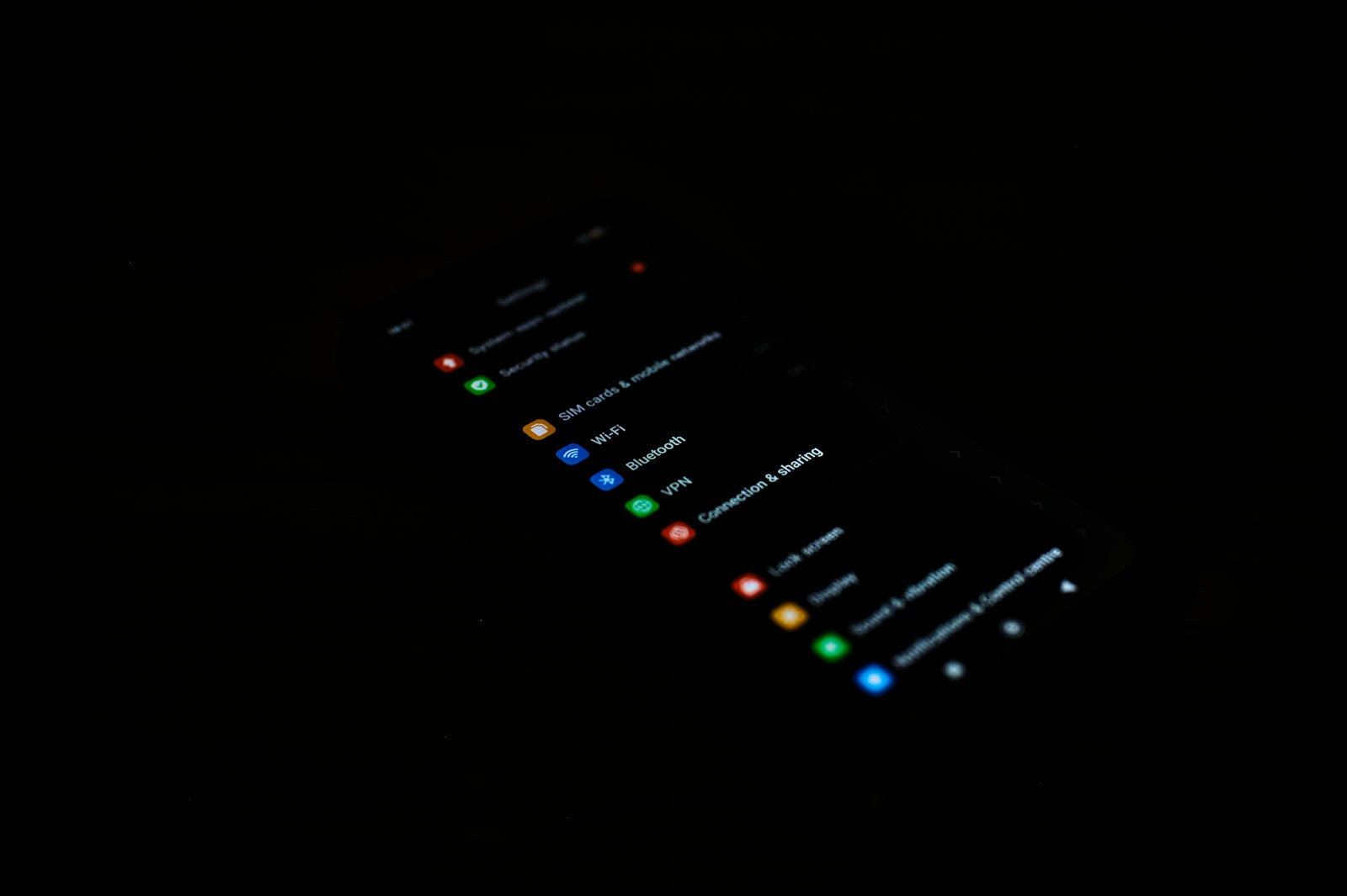 Tela de celular com ícones de aplicativos no escuro