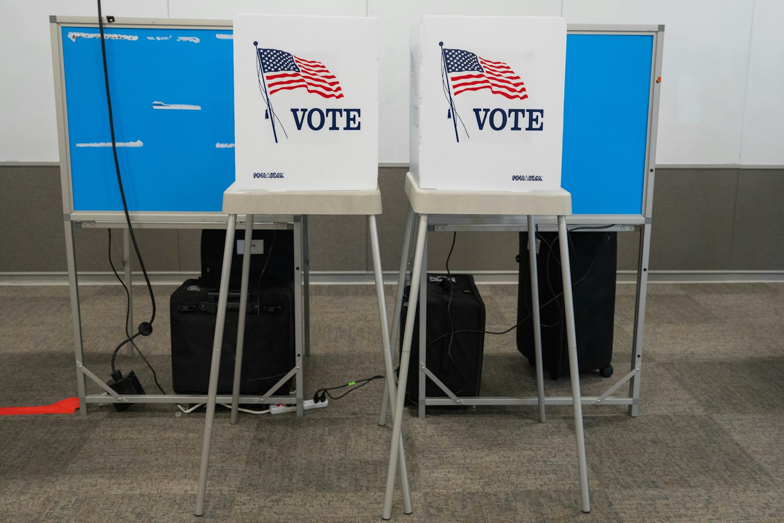 Cabines de votação vazias prontas para o dia da eleição