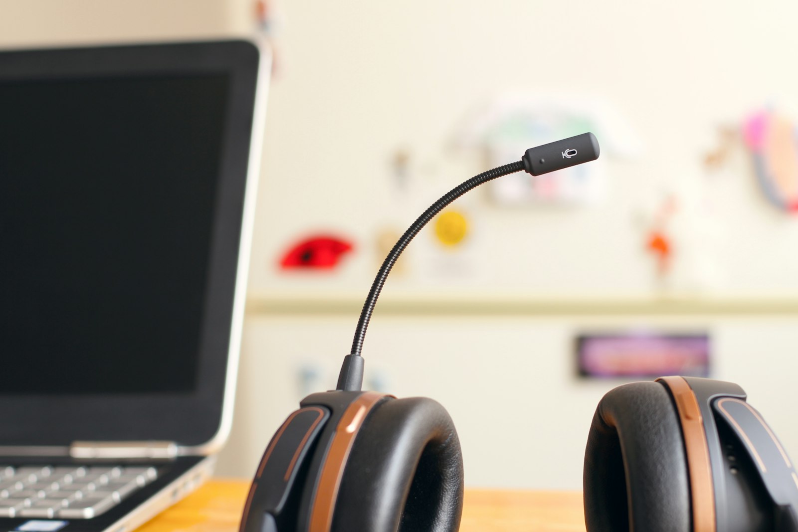 Headset de atendimento telefonico ao lado de um notebook sobre a mesa