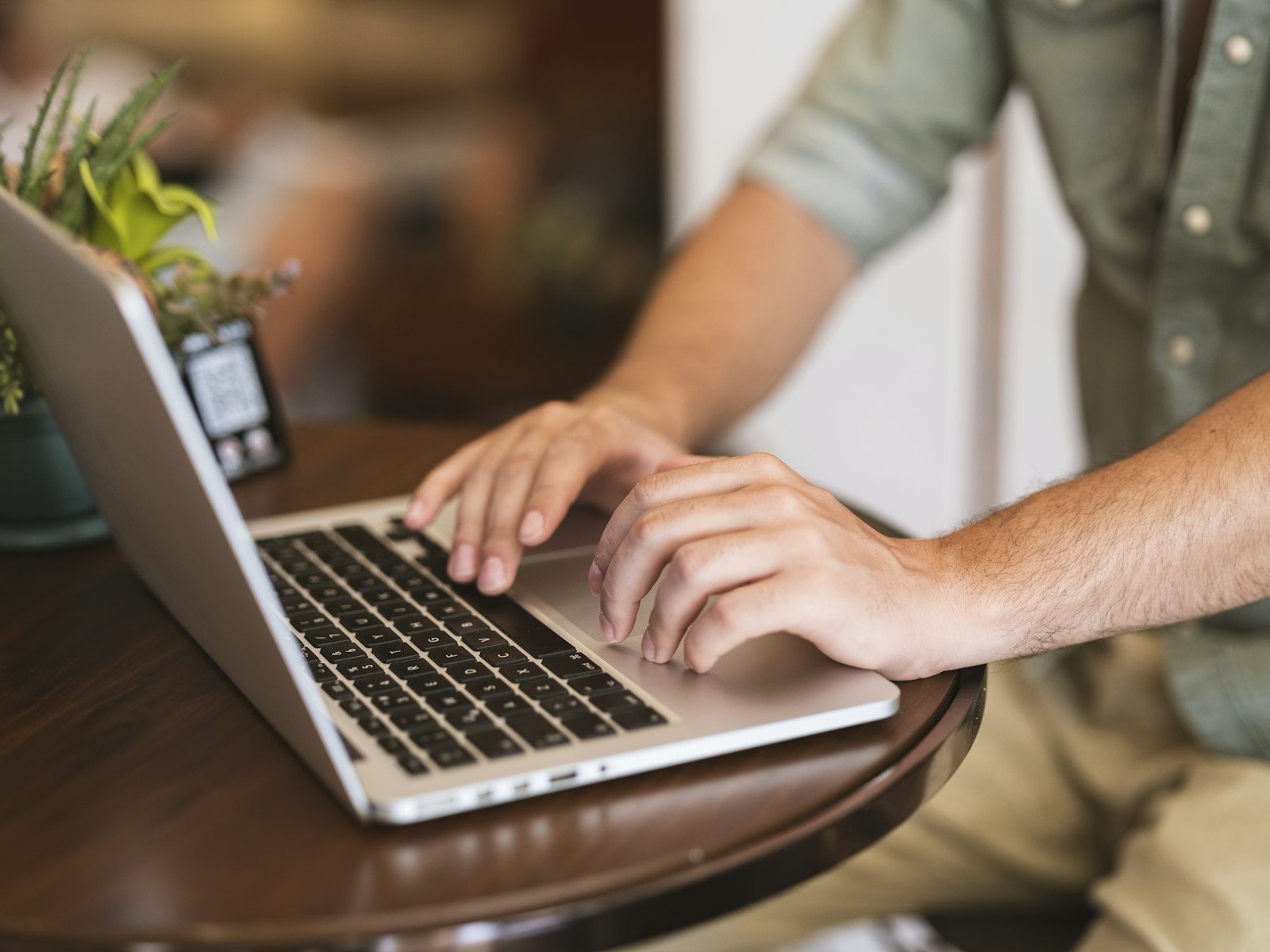 Homem digitando em um notebook enquanto produz uma prova de trabalho