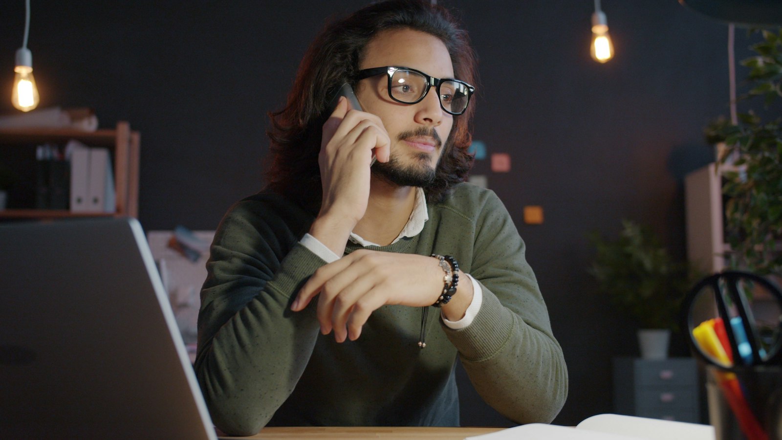 Homem serio ao telefone a noite, atendendo uma ligacao de numero desconhecido