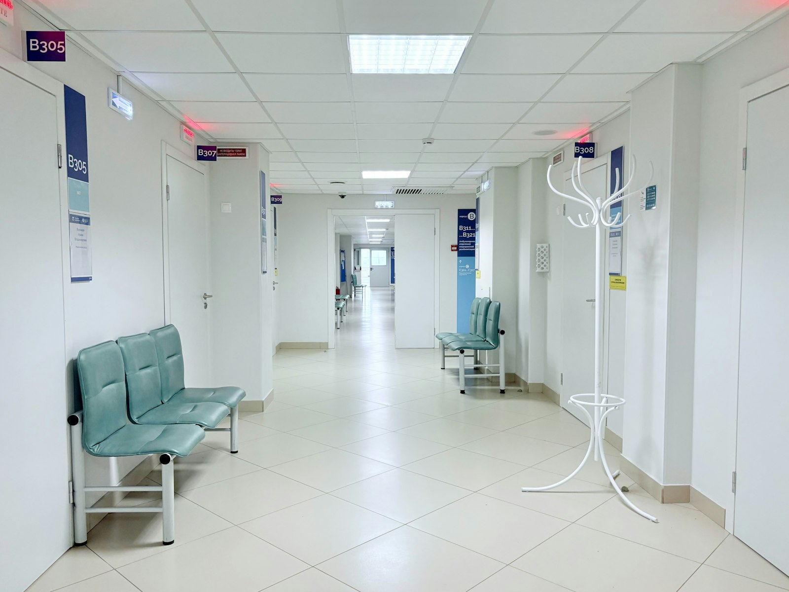 Corredor vazio de hospital com bancos encostados na parede