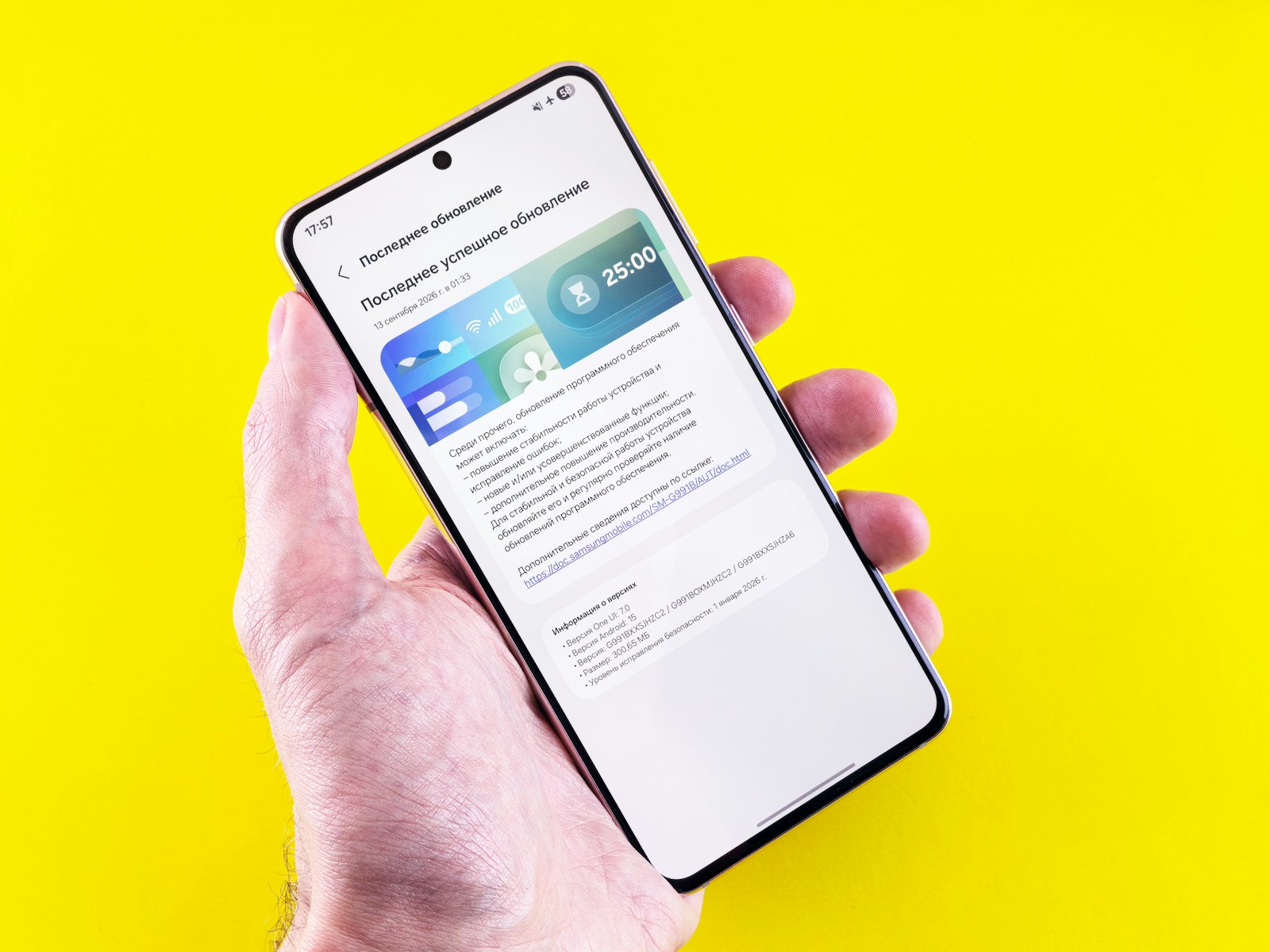 Mão segurando um celular com a tela de atualização de software aberta