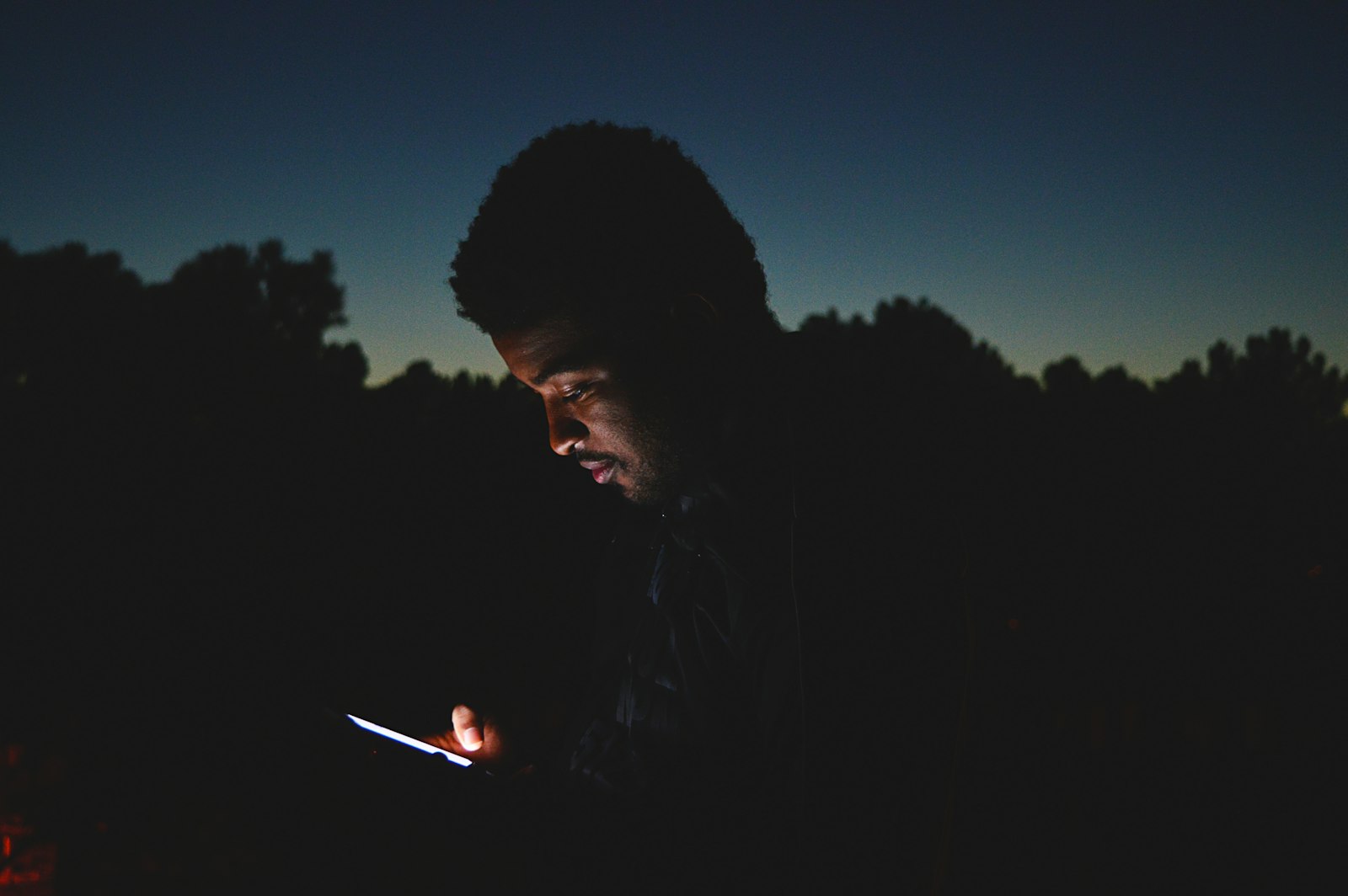 Homem mexendo no celular para ajustar as configuracoes do aplicativo do banco