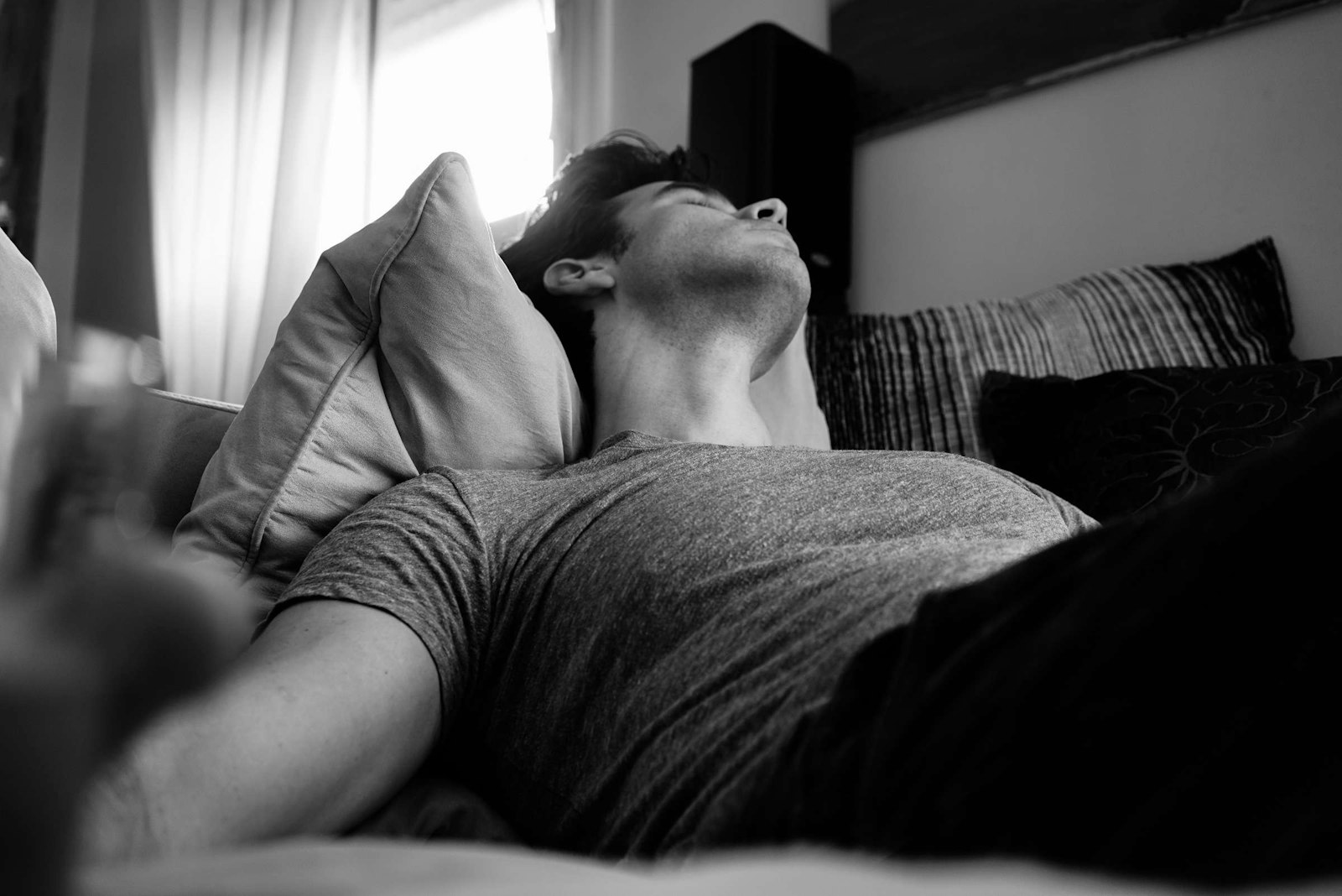 Homem dormindo na cama em foto em preto e branco