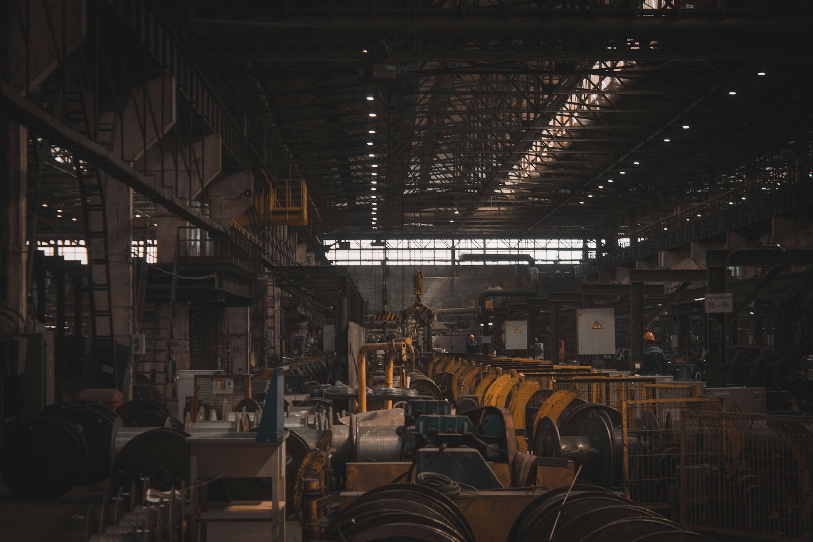 Interior de uma fabrica com maquinas industriais paradas