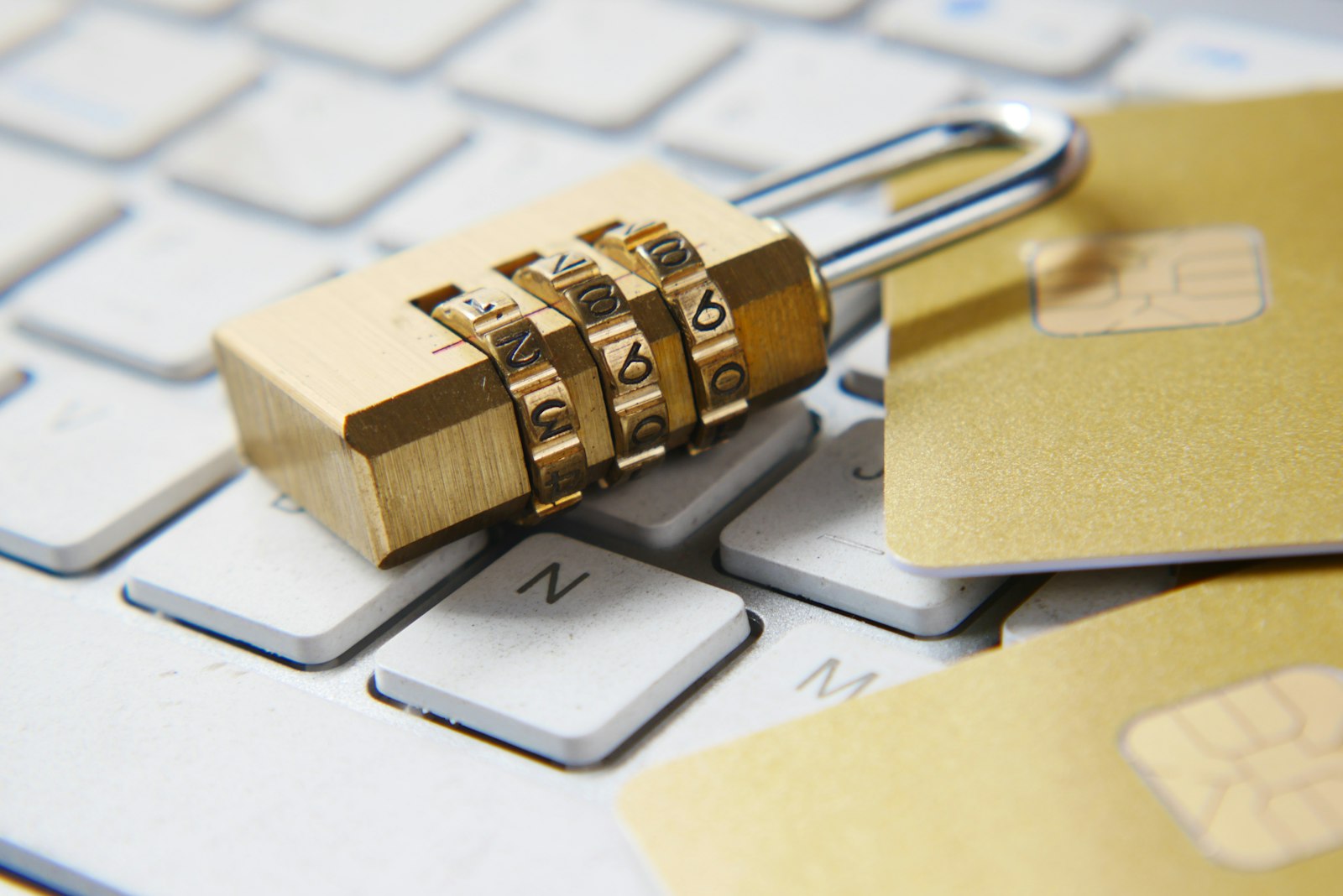 Cadeado dourado fechado sobre o teclado de um notebook