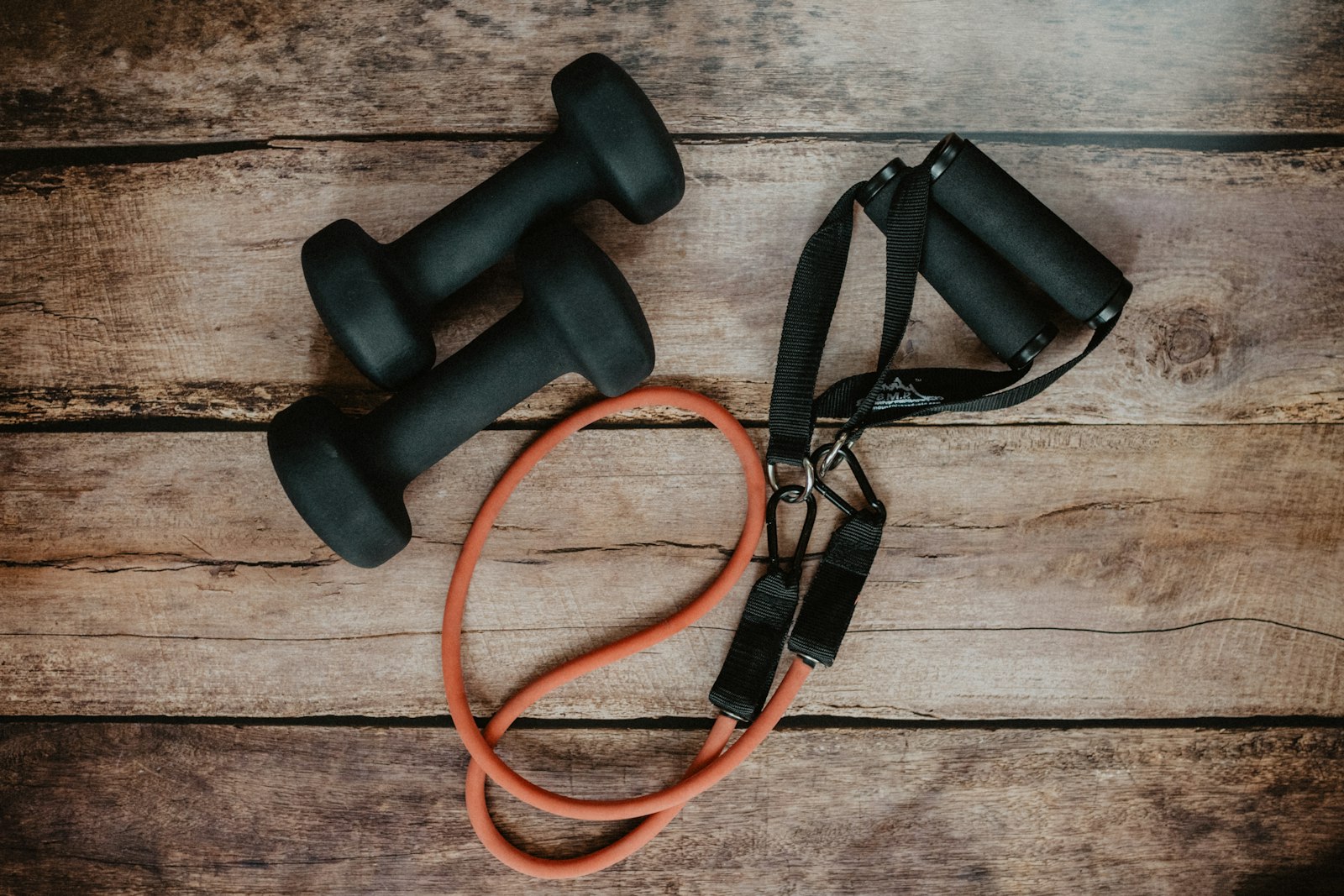 Equipamento de treino em casa com elastico de resistencia e halteres
