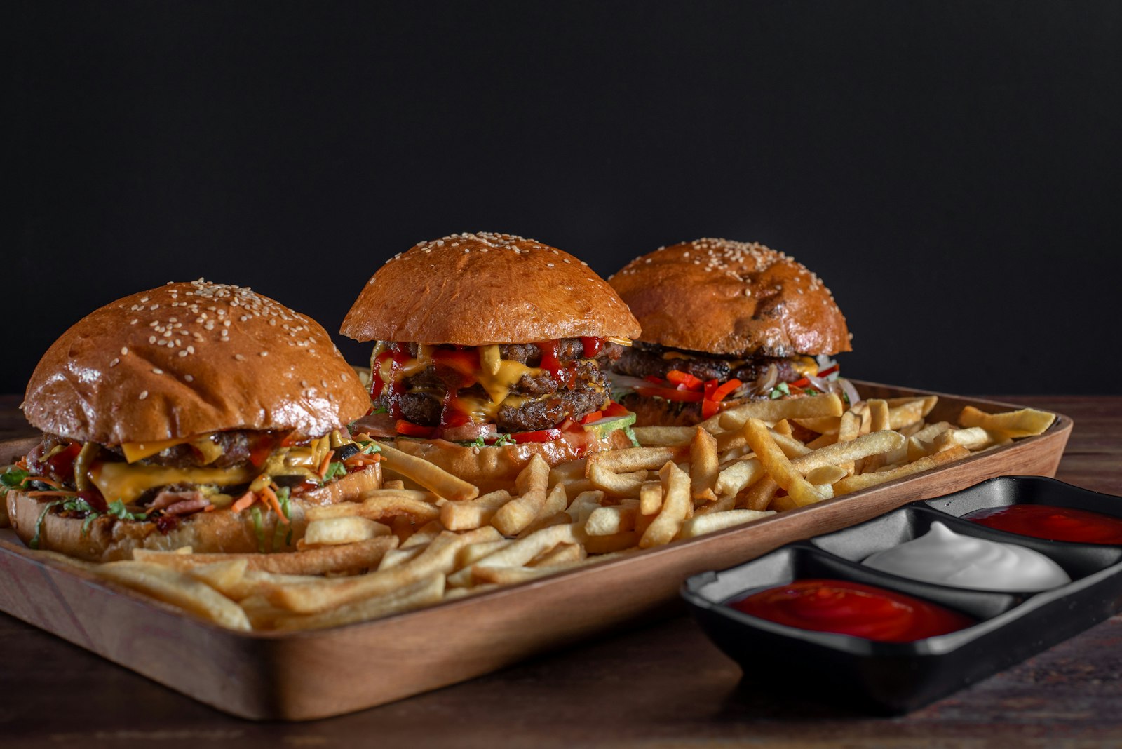 Hamburguer com carne e alface visto de perto, sem marca aparente